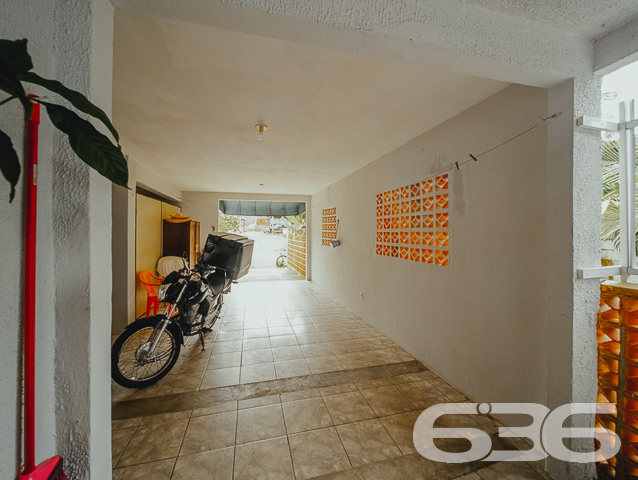 IMÓVEL PARA INVESTIMENTO NO BAIRRO JOÃO COSTA - ESTUDA PERMUTA
Este imóvel é distribuído da seguinte maneira:
- Casa principal: 3 dormitórios, cozinha, sala de estar, banheiro social e área de serviço. Cômodos amplos e bem arejados com 198m² de área construída, contando com garagem coberta;
- 08 (oito) quitinetes alugadas nos fundos do imóvel com área total de aproximadamente 1000m²;
- Lavação para carro (locada);
- Lanchonete (locada);
Localizado no bairro João Costa, próximo à escolas, transporte público, mercados, academias, posto de saúde, lojas e demais estabelecimentos e serviços da região sul da cidade.
Fale com um de nossos corretores e venha conhecer cada detalhe pessoalmente!
Telefone: (47) 3451-0636
WhatsApp: (47) 99190-0636
Imobiliária 636.