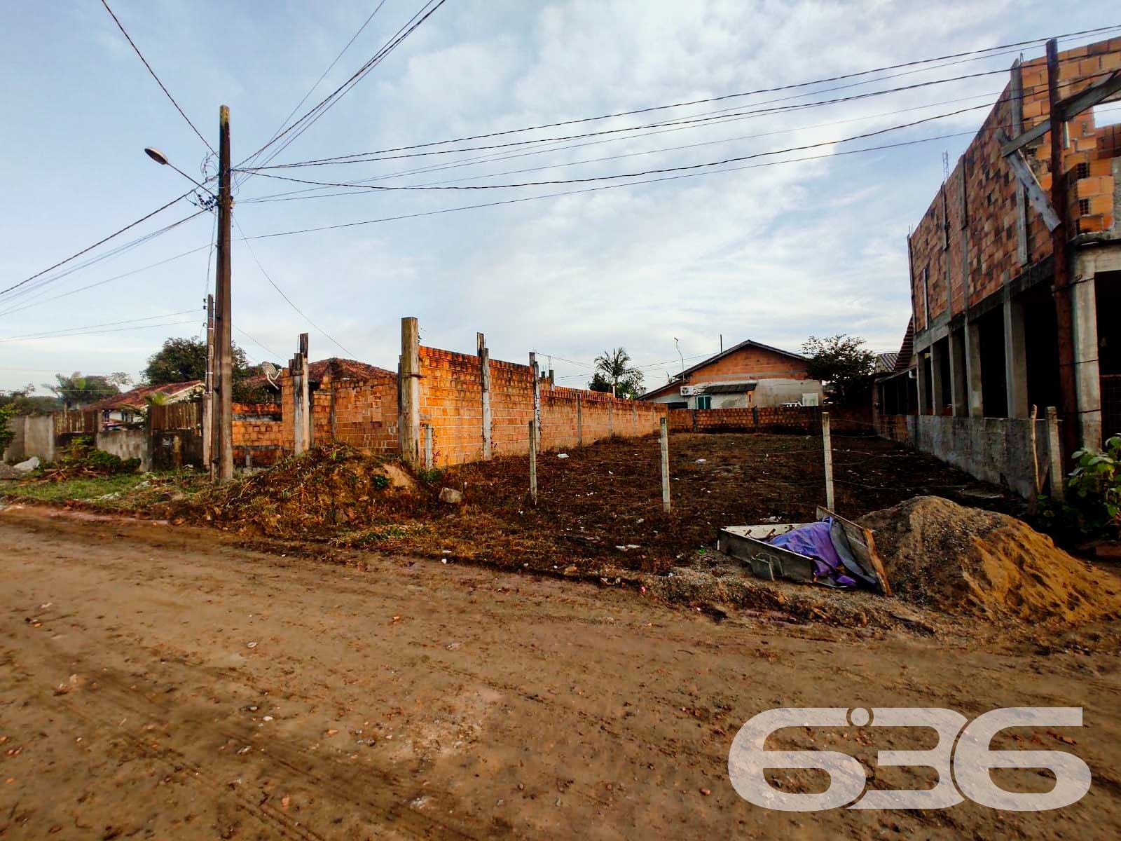 RESIDÊNCIA COM 2 QUARTOS EM UBATUBA, SÃO FRANCISCO DO SUL

Esta será uma ótima residência, cuja planta possui 70m² em um terreno de 327m² com aproximadamente 17 metros de frente por 19 metros em ambos os lados.

Sua composição contará com cômodos bem distribuídos e confortáveis, sendo 2 quartos aconchegantes e arejados, cozinha, sala de estar e banheiro. 

Possuirá uma vaga de garagem coberta.

Situado em ótima localização, com fácil acesso para a R. Rod. Duque de Caxias e a menos de 5 minutinhos da praia de Ubatuba. Próximo de bons estabelecimentos e comércios da região, como: supermercado, restaurantes, posto de gasolina, UPA 24H e outros serviços. A cerca de 10 minutos da praia da Enseada e da praia de Itaguaçu.

Esperamos por você!
Fale conosco:
Telefone: (47) 3451-0636
WhatsApp: (47) 99190-0636

Imobiliária 636.