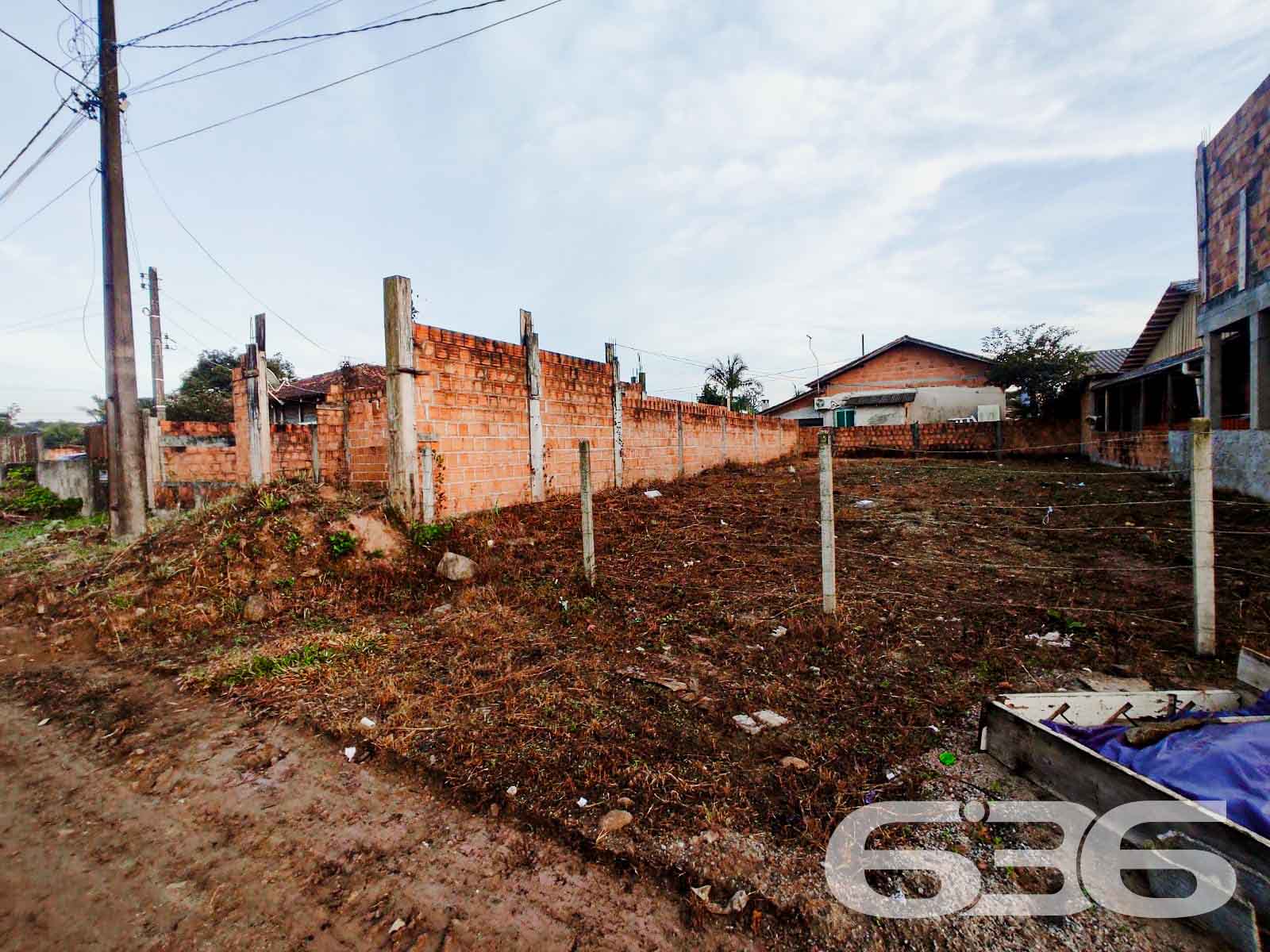 RESIDÊNCIA COM 2 QUARTOS EM UBATUBA, SÃO FRANCISCO DO SUL

Esta será uma ótima residência, cuja planta possui 70m² em um terreno de 327m² com aproximadamente 17 metros de frente por 19 metros em ambos os lados.

Sua composição contará com cômodos bem distribuídos e confortáveis, sendo 2 quartos aconchegantes e arejados, cozinha, sala de estar e banheiro. 

Possuirá uma vaga de garagem coberta.

Situado em ótima localização, com fácil acesso para a R. Rod. Duque de Caxias e a menos de 5 minutinhos da praia de Ubatuba. Próximo de bons estabelecimentos e comércios da região, como: supermercado, restaurantes, posto de gasolina, UPA 24H e outros serviços. A cerca de 10 minutos da praia da Enseada e da praia de Itaguaçu.

Esperamos por você!
Fale conosco:
Telefone: (47) 3451-0636
WhatsApp: (47) 99190-0636

Imobiliária 636.