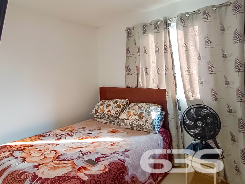 Apartamento à venda no Boehmerwald em Joinville/SC – Pronto para morar, com lazer completo!

Se você está em busca de um apartamento funcional, aconchegante e com excelente custo-benefício em Joinville, esta é a oportunidade ideal!

Localizado no bairro Boehmerwald, este apartamento de 49,48m² já está pronto para receber sua nova história. O imóvel se encontra em condomínio moderno, com excelente infraestrutura de lazer, segurança e acessibilidade — perfeito para quem valoriza conforto, praticidade e qualidade de vida.

O apartamento é composto por 2 dormitórios bem iluminados, sala de estar integrada à sala de jantar, cozinha funcional com armários planejados, banheiro social, área de serviço e 1 vaga de garagem descoberta. Os ambientes são bem distribuídos, com excelente aproveitamento da planta, e a unidade conta com janelas que favorecem a ventilação cruzada e a entrada de luz natural.

O condomínio oferece lazer e comodidade completos: área de festas com churrasqueira, piscina, quadra esportiva, playground, portaria e jardim. Tudo isso com cercamento, segurança e a tranquilidade de um ambiente familiar. O acesso à internet por fibra ótica está disponível e o condomínio permite animais.

A localização é estratégica, com fácil acesso às principais vias da região e proximidade com escolas, transporte público, supermercados, hospitais, unidades de saúde e até shopping center. A rua é pavimentada e o bairro está em constante valorização.

Destaques do imóvel:

2 dormitórios
1 vaga de garagem
Ambientes claros e ventilados
Ar-condicionado instalado
Sala com painel de TV
Cozinha com móveis
Pronto para morar
Condomínio com lazer completo

Agende já sua visita com um de nossos especialistas da 636 Negócios Imobiliários. Com mais de 30 anos de tradição, somos referência em mediação com segurança, responsabilidade técnica e excelência em cada etapa da sua jornada imobiliária.
 
636 NEGÓCIOS IMOBILIÁRIOS: A SUA MELHOR ESCOLHA
Com mais de 30 anos de experiência, a 636 Negócios Imobiliários é sua parceira ideal para encontrar o imóvel perfeito. Estamos prontos para ajudá-lo a fazer deste imóvel o seu novo lar.
 
Telefone: (47) 3451-0636
WhatsApp: (47) 99190-0636
 
Não perca esta oportunidade única. Visite nosso site para mais informações: i636.com.br