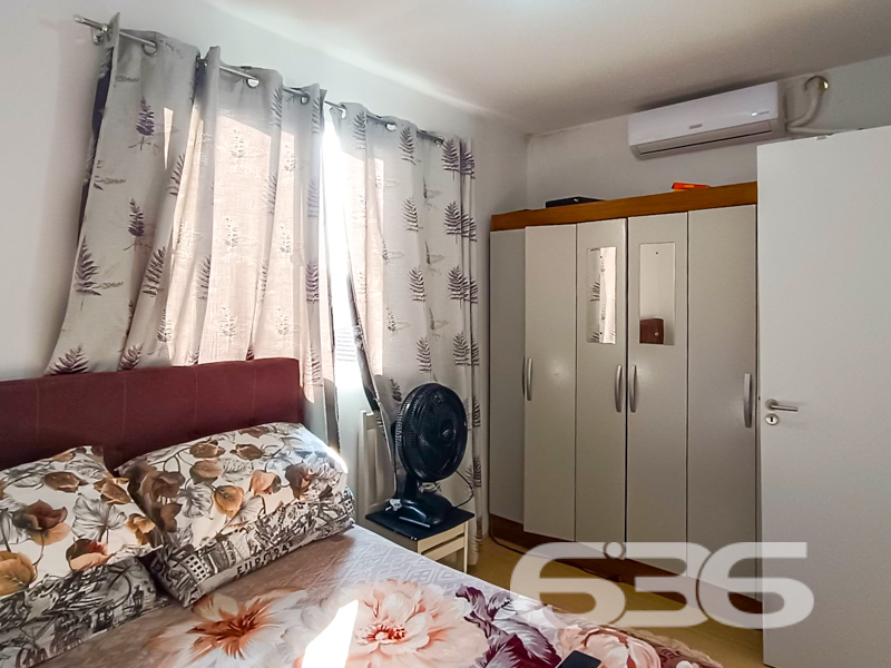 Apartamento à venda no Boehmerwald em Joinville/SC – Pronto para morar, com lazer completo!

Se você está em busca de um apartamento funcional, aconchegante e com excelente custo-benefício em Joinville, esta é a oportunidade ideal!

Localizado no bairro Boehmerwald, este apartamento de 49,48m² já está pronto para receber sua nova história. O imóvel se encontra em condomínio moderno, com excelente infraestrutura de lazer, segurança e acessibilidade — perfeito para quem valoriza conforto, praticidade e qualidade de vida.

O apartamento é composto por 2 dormitórios bem iluminados, sala de estar integrada à sala de jantar, cozinha funcional com armários planejados, banheiro social, área de serviço e 1 vaga de garagem descoberta. Os ambientes são bem distribuídos, com excelente aproveitamento da planta, e a unidade conta com janelas que favorecem a ventilação cruzada e a entrada de luz natural.

O condomínio oferece lazer e comodidade completos: área de festas com churrasqueira, piscina, quadra esportiva, playground, portaria e jardim. Tudo isso com cercamento, segurança e a tranquilidade de um ambiente familiar. O acesso à internet por fibra ótica está disponível e o condomínio permite animais.

A localização é estratégica, com fácil acesso às principais vias da região e proximidade com escolas, transporte público, supermercados, hospitais, unidades de saúde e até shopping center. A rua é pavimentada e o bairro está em constante valorização.

Destaques do imóvel:

2 dormitórios
1 vaga de garagem
Ambientes claros e ventilados
Ar-condicionado instalado
Sala com painel de TV
Cozinha com móveis
Pronto para morar
Condomínio com lazer completo

Agende já sua visita com um de nossos especialistas da 636 Negócios Imobiliários. Com mais de 30 anos de tradição, somos referência em mediação com segurança, responsabilidade técnica e excelência em cada etapa da sua jornada imobiliária.
 
636 NEGÓCIOS IMOBILIÁRIOS: A SUA MELHOR ESCOLHA
Com mais de 30 anos de experiência, a 636 Negócios Imobiliários é sua parceira ideal para encontrar o imóvel perfeito. Estamos prontos para ajudá-lo a fazer deste imóvel o seu novo lar.
 
Telefone: (47) 3451-0636
WhatsApp: (47) 99190-0636
 
Não perca esta oportunidade única. Visite nosso site para mais informações: i636.com.br