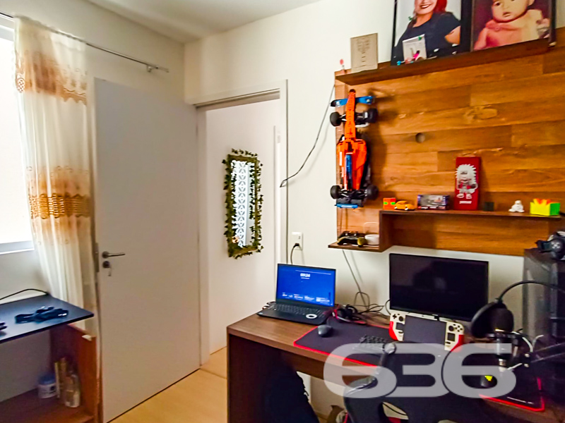 Apartamento à venda no Boehmerwald em Joinville/SC – Pronto para morar, com lazer completo!

Se você está em busca de um apartamento funcional, aconchegante e com excelente custo-benefício em Joinville, esta é a oportunidade ideal!

Localizado no bairro Boehmerwald, este apartamento de 49,48m² já está pronto para receber sua nova história. O imóvel se encontra em condomínio moderno, com excelente infraestrutura de lazer, segurança e acessibilidade — perfeito para quem valoriza conforto, praticidade e qualidade de vida.

O apartamento é composto por 2 dormitórios bem iluminados, sala de estar integrada à sala de jantar, cozinha funcional com armários planejados, banheiro social, área de serviço e 1 vaga de garagem descoberta. Os ambientes são bem distribuídos, com excelente aproveitamento da planta, e a unidade conta com janelas que favorecem a ventilação cruzada e a entrada de luz natural.

O condomínio oferece lazer e comodidade completos: área de festas com churrasqueira, piscina, quadra esportiva, playground, portaria e jardim. Tudo isso com cercamento, segurança e a tranquilidade de um ambiente familiar. O acesso à internet por fibra ótica está disponível e o condomínio permite animais.

A localização é estratégica, com fácil acesso às principais vias da região e proximidade com escolas, transporte público, supermercados, hospitais, unidades de saúde e até shopping center. A rua é pavimentada e o bairro está em constante valorização.

Destaques do imóvel:

2 dormitórios
1 vaga de garagem
Ambientes claros e ventilados
Ar-condicionado instalado
Sala com painel de TV
Cozinha com móveis
Pronto para morar
Condomínio com lazer completo

Agende já sua visita com um de nossos especialistas da 636 Negócios Imobiliários. Com mais de 30 anos de tradição, somos referência em mediação com segurança, responsabilidade técnica e excelência em cada etapa da sua jornada imobiliária.
 
636 NEGÓCIOS IMOBILIÁRIOS: A SUA MELHOR ESCOLHA
Com mais de 30 anos de experiência, a 636 Negócios Imobiliários é sua parceira ideal para encontrar o imóvel perfeito. Estamos prontos para ajudá-lo a fazer deste imóvel o seu novo lar.
 
Telefone: (47) 3451-0636
WhatsApp: (47) 99190-0636
 
Não perca esta oportunidade única. Visite nosso site para mais informações: i636.com.br