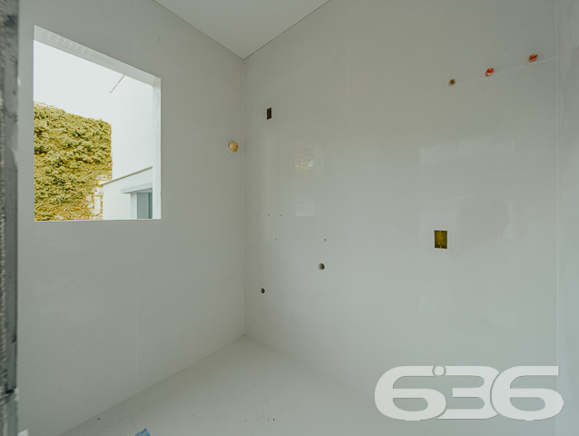 IMÓVEL DE ALTO PADRÃO COM SUÍTE + 2 QUARTOS NO BAIRRO SAGUAÇU
Você tem o desejo de morar em um imóvel deslumbrante e em localização privilegiada? Então essa é a sua grande oportunidade!
Cada detalhe desse sobrado foi feito para seu total conforto e bem-estar, com cômodos amplos e arejados trazendo mais qualidade de vida para você e sua família. Sua composição dispõe de uma maravilhosa suíte, 2 quartos super aconchegantes, 2 banheiros sociais e outros espaços para você utilizar como quiser.
Possui 7m² de área nos fundos para você desfrutar de bons momentos de lazer, utilizando-se da churrasqueira integrada que o geminado oferece. Além disso, conta com piso de porcelanato, portas laqueadas, esquadrias suprema, rebaixo em gesso e infraestrutura para ar condicionado.
São 2 vagas de garagem e um portão eletrônico para sua maior comodidade e segurança.
Sua área construída é de 128m², totalmente averbada, situada no bairro Saguaçu - próximo ao centro e à região norte de Joinville - bem perto de comércios e estabelecimentos essenciais para o dia a dia, como: escolas, mercados, postos de saúde, hospitais, farmácias, panificadoras e outros serviços da região.
É impossível descrever todos os deslumbrantes detalhes desse ótimo imóvel. Então venha conhecer pessoalmente e se apaixonar!
Fale conosco:
Telefone: (47) 3451-0636
WhatsApp: (47) 99190-0636
Imobiliária 636.