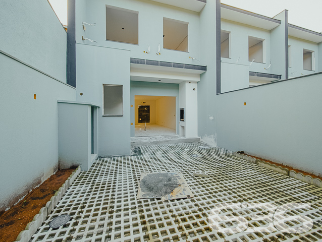 IMÓVEL DE ALTO PADRÃO COM SUÍTE + 2 QUARTOS NO BAIRRO SAGUAÇU
Você tem o desejo de morar em um imóvel deslumbrante e em localização privilegiada? Então essa é a sua grande oportunidade!
Cada detalhe desse sobrado foi feito para seu total conforto e bem-estar, com cômodos amplos e arejados trazendo mais qualidade de vida para você e sua família. Sua composição dispõe de uma maravilhosa suíte, 2 quartos super aconchegantes, 2 banheiros sociais e outros espaços para você utilizar como quiser.
Possui 7m² de área nos fundos para você desfrutar de bons momentos de lazer, utilizando-se da churrasqueira integrada que o geminado oferece. Além disso, conta com piso de porcelanato, portas laqueadas, esquadrias suprema, rebaixo em gesso e infraestrutura para ar condicionado.
São 2 vagas de garagem e um portão eletrônico para sua maior comodidade e segurança.
Sua área construída é de 128m², totalmente averbada, situada no bairro Saguaçu - próximo ao centro e à região norte de Joinville - bem perto de comércios e estabelecimentos essenciais para o dia a dia, como: escolas, mercados, postos de saúde, hospitais, farmácias, panificadoras e outros serviços da região.
É impossível descrever todos os deslumbrantes detalhes desse ótimo imóvel. Então venha conhecer pessoalmente e se apaixonar!
Fale conosco:
Telefone: (47) 3451-0636
WhatsApp: (47) 99190-0636
Imobiliária 636.