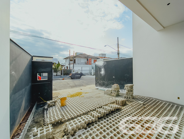 IMÓVEL DE ALTO PADRÃO COM SUÍTE + 2 QUARTOS NO BAIRRO SAGUAÇU
Você tem o desejo de morar em um imóvel deslumbrante e em localização privilegiada? Então essa é a sua grande oportunidade!
Cada detalhe desse sobrado foi feito para seu total conforto e bem-estar, com cômodos amplos e arejados trazendo mais qualidade de vida para você e sua família. Sua composição dispõe de uma maravilhosa suíte, 2 quartos super aconchegantes, 2 banheiros sociais e outros espaços para você utilizar como quiser.
Possui 7m² de área nos fundos para você desfrutar de bons momentos de lazer, utilizando-se da churrasqueira integrada que o geminado oferece. Além disso, conta com piso de porcelanato, portas laqueadas, esquadrias suprema, rebaixo em gesso e infraestrutura para ar condicionado.
São 2 vagas de garagem e um portão eletrônico para sua maior comodidade e segurança.
Sua área construída é de 128m², totalmente averbada, situada no bairro Saguaçu - próximo ao centro e à região norte de Joinville - bem perto de comércios e estabelecimentos essenciais para o dia a dia, como: escolas, mercados, postos de saúde, hospitais, farmácias, panificadoras e outros serviços da região.
É impossível descrever todos os deslumbrantes detalhes desse ótimo imóvel. Então venha conhecer pessoalmente e se apaixonar!
Fale conosco:
Telefone: (47) 3451-0636
WhatsApp: (47) 99190-0636
Imobiliária 636.