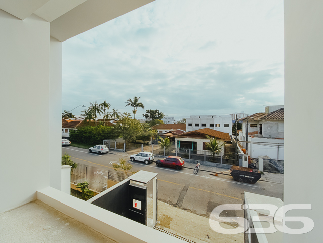 IMÓVEL DE ALTO PADRÃO COM SUÍTE + 2 QUARTOS NO BAIRRO SAGUAÇU
Você tem o desejo de morar em um imóvel deslumbrante e em localização privilegiada? Então essa é a sua grande oportunidade!
Cada detalhe desse sobrado foi feito para seu total conforto e bem-estar, com cômodos amplos e arejados trazendo mais qualidade de vida para você e sua família. Sua composição dispõe de uma maravilhosa suíte, 2 quartos super aconchegantes, 2 banheiros sociais e outros espaços para você utilizar como quiser.
Possui 7m² de área nos fundos para você desfrutar de bons momentos de lazer, utilizando-se da churrasqueira integrada que o geminado oferece. Além disso, conta com piso de porcelanato, portas laqueadas, esquadrias suprema, rebaixo em gesso e infraestrutura para ar condicionado.
São 2 vagas de garagem e um portão eletrônico para sua maior comodidade e segurança.
Sua área construída é de 128m², totalmente averbada, situada no bairro Saguaçu - próximo ao centro e à região norte de Joinville - bem perto de comércios e estabelecimentos essenciais para o dia a dia, como: escolas, mercados, postos de saúde, hospitais, farmácias, panificadoras e outros serviços da região.
É impossível descrever todos os deslumbrantes detalhes desse ótimo imóvel. Então venha conhecer pessoalmente e se apaixonar!
Fale conosco:
Telefone: (47) 3451-0636
WhatsApp: (47) 99190-0636
Imobiliária 636.