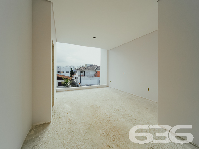 IMÓVEL DE ALTO PADRÃO COM SUÍTE + 2 QUARTOS NO BAIRRO SAGUAÇU
Você tem o desejo de morar em um imóvel deslumbrante e em localização privilegiada? Então essa é a sua grande oportunidade!
Cada detalhe desse sobrado foi feito para seu total conforto e bem-estar, com cômodos amplos e arejados trazendo mais qualidade de vida para você e sua família. Sua composição dispõe de uma maravilhosa suíte, 2 quartos super aconchegantes, 2 banheiros sociais e outros espaços para você utilizar como quiser.
Possui 7m² de área nos fundos para você desfrutar de bons momentos de lazer, utilizando-se da churrasqueira integrada que o geminado oferece. Além disso, conta com piso de porcelanato, portas laqueadas, esquadrias suprema, rebaixo em gesso e infraestrutura para ar condicionado.
São 2 vagas de garagem e um portão eletrônico para sua maior comodidade e segurança.
Sua área construída é de 128m², totalmente averbada, situada no bairro Saguaçu - próximo ao centro e à região norte de Joinville - bem perto de comércios e estabelecimentos essenciais para o dia a dia, como: escolas, mercados, postos de saúde, hospitais, farmácias, panificadoras e outros serviços da região.
É impossível descrever todos os deslumbrantes detalhes desse ótimo imóvel. Então venha conhecer pessoalmente e se apaixonar!
Fale conosco:
Telefone: (47) 3451-0636
WhatsApp: (47) 99190-0636
Imobiliária 636.