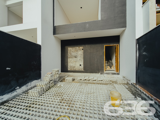 IMÓVEL DE ALTO PADRÃO COM SUÍTE + 2 QUARTOS NO BAIRRO SAGUAÇU
Você tem o desejo de morar em um imóvel deslumbrante e em localização privilegiada? Então essa é a sua grande oportunidade!
Cada detalhe desse sobrado foi feito para seu total conforto e bem-estar, com cômodos amplos e arejados trazendo mais qualidade de vida para você e sua família. Sua composição dispõe de uma maravilhosa suíte, 2 quartos super aconchegantes, 2 banheiros sociais e outros espaços para você utilizar como quiser.
Possui 7m² de área nos fundos para você desfrutar de bons momentos de lazer, utilizando-se da churrasqueira integrada que o geminado oferece. Além disso, conta com piso de porcelanato, portas laqueadas, esquadrias suprema, rebaixo em gesso e infraestrutura para ar condicionado.
São 2 vagas de garagem e um portão eletrônico para sua maior comodidade e segurança.
Sua área construída é de 128m², totalmente averbada, situada no bairro Saguaçu - próximo ao centro e à região norte de Joinville - bem perto de comércios e estabelecimentos essenciais para o dia a dia, como: escolas, mercados, postos de saúde, hospitais, farmácias, panificadoras e outros serviços da região.
É impossível descrever todos os deslumbrantes detalhes desse ótimo imóvel. Então venha conhecer pessoalmente e se apaixonar!
Fale conosco:
Telefone: (47) 3451-0636
WhatsApp: (47) 99190-0636
Imobiliária 636.