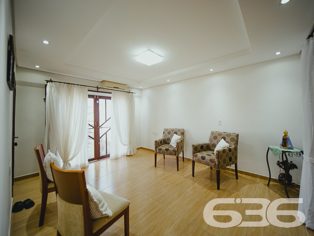 ÓTIMA CASA COM SUÍTE + 3 QUARTOS NO BAIRRO FÁTIMA - ESTUDA PERMUTA
Esta é uma excelente residência térrea em formato de “L”, com garagem coberta na frente para 2 veículos e um belíssimo hall de entrada. Conta com sala de estar, sala de televisão e uma ótima suíte com closet + 2 dormitórios super espaçosos na parte da frente do imóvel. Completando sua composição, na parte de trás encontra-se a cozinha, lavanderia e mais um cômodo que pode ser transformado em despensa ou quarto de visitas.
No final da casa há uma incrível área de festas com churrasqueira, fechada com vidro, para desfrutar de momentos inesquecíveis ao lado de familiares e amigos. Ainda conta com mais um cômodo para guardar ferramentas.
São 210m² de área construída, parcialmente averbada, sobre um amplo terreno com 450m² localizado no bairro Fátima - a poucos passos do Hipermais Supermercados, CEI’s, escolas, panificadoras, farmácias, transporte público, restaurantes e serviços essenciais para o dia a dia.
É impossível descrever todos os deslumbrantes detalhes desse esplendoroso imóvel. Então venha conhecer pessoalmente e se apaixonar!
Fale conosco:
Telefone: (47) 3451-0636
WhatsApp: (47) 99190-0636
Imobiliária 636.