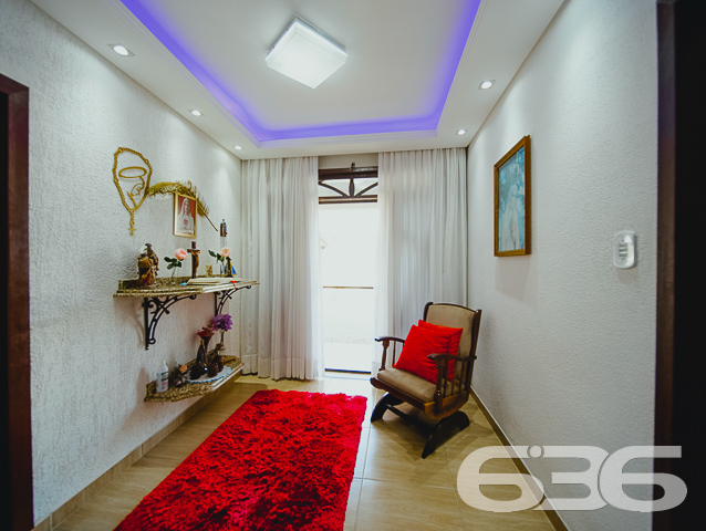 ÓTIMA CASA COM SUÍTE + 3 QUARTOS NO BAIRRO FÁTIMA - ESTUDA PERMUTA
Esta é uma excelente residência térrea em formato de “L”, com garagem coberta na frente para 2 veículos e um belíssimo hall de entrada. Conta com sala de estar, sala de televisão e uma ótima suíte com closet + 2 dormitórios super espaçosos na parte da frente do imóvel. Completando sua composição, na parte de trás encontra-se a cozinha, lavanderia e mais um cômodo que pode ser transformado em despensa ou quarto de visitas.
No final da casa há uma incrível área de festas com churrasqueira, fechada com vidro, para desfrutar de momentos inesquecíveis ao lado de familiares e amigos. Ainda conta com mais um cômodo para guardar ferramentas.
São 210m² de área construída, parcialmente averbada, sobre um amplo terreno com 450m² localizado no bairro Fátima - a poucos passos do Hipermais Supermercados, CEI’s, escolas, panificadoras, farmácias, transporte público, restaurantes e serviços essenciais para o dia a dia.
É impossível descrever todos os deslumbrantes detalhes desse esplendoroso imóvel. Então venha conhecer pessoalmente e se apaixonar!
Fale conosco:
Telefone: (47) 3451-0636
WhatsApp: (47) 99190-0636
Imobiliária 636.