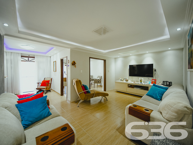 ÓTIMA CASA COM SUÍTE + 3 QUARTOS NO BAIRRO FÁTIMA - ESTUDA PERMUTA
Esta é uma excelente residência térrea em formato de “L”, com garagem coberta na frente para 2 veículos e um belíssimo hall de entrada. Conta com sala de estar, sala de televisão e uma ótima suíte com closet + 2 dormitórios super espaçosos na parte da frente do imóvel. Completando sua composição, na parte de trás encontra-se a cozinha, lavanderia e mais um cômodo que pode ser transformado em despensa ou quarto de visitas.
No final da casa há uma incrível área de festas com churrasqueira, fechada com vidro, para desfrutar de momentos inesquecíveis ao lado de familiares e amigos. Ainda conta com mais um cômodo para guardar ferramentas.
São 210m² de área construída, parcialmente averbada, sobre um amplo terreno com 450m² localizado no bairro Fátima - a poucos passos do Hipermais Supermercados, CEI’s, escolas, panificadoras, farmácias, transporte público, restaurantes e serviços essenciais para o dia a dia.
É impossível descrever todos os deslumbrantes detalhes desse esplendoroso imóvel. Então venha conhecer pessoalmente e se apaixonar!
Fale conosco:
Telefone: (47) 3451-0636
WhatsApp: (47) 99190-0636
Imobiliária 636.
