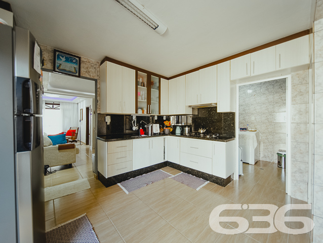 ÓTIMA CASA COM SUÍTE + 3 QUARTOS NO BAIRRO FÁTIMA - ESTUDA PERMUTA
Esta é uma excelente residência térrea em formato de “L”, com garagem coberta na frente para 2 veículos e um belíssimo hall de entrada. Conta com sala de estar, sala de televisão e uma ótima suíte com closet + 2 dormitórios super espaçosos na parte da frente do imóvel. Completando sua composição, na parte de trás encontra-se a cozinha, lavanderia e mais um cômodo que pode ser transformado em despensa ou quarto de visitas.
No final da casa há uma incrível área de festas com churrasqueira, fechada com vidro, para desfrutar de momentos inesquecíveis ao lado de familiares e amigos. Ainda conta com mais um cômodo para guardar ferramentas.
São 210m² de área construída, parcialmente averbada, sobre um amplo terreno com 450m² localizado no bairro Fátima - a poucos passos do Hipermais Supermercados, CEI’s, escolas, panificadoras, farmácias, transporte público, restaurantes e serviços essenciais para o dia a dia.
É impossível descrever todos os deslumbrantes detalhes desse esplendoroso imóvel. Então venha conhecer pessoalmente e se apaixonar!
Fale conosco:
Telefone: (47) 3451-0636
WhatsApp: (47) 99190-0636
Imobiliária 636.