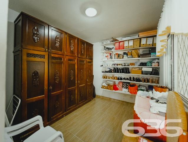 ÓTIMA CASA COM SUÍTE + 3 QUARTOS NO BAIRRO FÁTIMA - ESTUDA PERMUTA
Esta é uma excelente residência térrea em formato de “L”, com garagem coberta na frente para 2 veículos e um belíssimo hall de entrada. Conta com sala de estar, sala de televisão e uma ótima suíte com closet + 2 dormitórios super espaçosos na parte da frente do imóvel. Completando sua composição, na parte de trás encontra-se a cozinha, lavanderia e mais um cômodo que pode ser transformado em despensa ou quarto de visitas.
No final da casa há uma incrível área de festas com churrasqueira, fechada com vidro, para desfrutar de momentos inesquecíveis ao lado de familiares e amigos. Ainda conta com mais um cômodo para guardar ferramentas.
São 210m² de área construída, parcialmente averbada, sobre um amplo terreno com 450m² localizado no bairro Fátima - a poucos passos do Hipermais Supermercados, CEI’s, escolas, panificadoras, farmácias, transporte público, restaurantes e serviços essenciais para o dia a dia.
É impossível descrever todos os deslumbrantes detalhes desse esplendoroso imóvel. Então venha conhecer pessoalmente e se apaixonar!
Fale conosco:
Telefone: (47) 3451-0636
WhatsApp: (47) 99190-0636
Imobiliária 636.