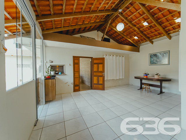 ÓTIMA CASA COM SUÍTE + 3 QUARTOS NO BAIRRO FÁTIMA - ESTUDA PERMUTA
Esta é uma excelente residência térrea em formato de “L”, com garagem coberta na frente para 2 veículos e um belíssimo hall de entrada. Conta com sala de estar, sala de televisão e uma ótima suíte com closet + 2 dormitórios super espaçosos na parte da frente do imóvel. Completando sua composição, na parte de trás encontra-se a cozinha, lavanderia e mais um cômodo que pode ser transformado em despensa ou quarto de visitas.
No final da casa há uma incrível área de festas com churrasqueira, fechada com vidro, para desfrutar de momentos inesquecíveis ao lado de familiares e amigos. Ainda conta com mais um cômodo para guardar ferramentas.
São 210m² de área construída, parcialmente averbada, sobre um amplo terreno com 450m² localizado no bairro Fátima - a poucos passos do Hipermais Supermercados, CEI’s, escolas, panificadoras, farmácias, transporte público, restaurantes e serviços essenciais para o dia a dia.
É impossível descrever todos os deslumbrantes detalhes desse esplendoroso imóvel. Então venha conhecer pessoalmente e se apaixonar!
Fale conosco:
Telefone: (47) 3451-0636
WhatsApp: (47) 99190-0636
Imobiliária 636.