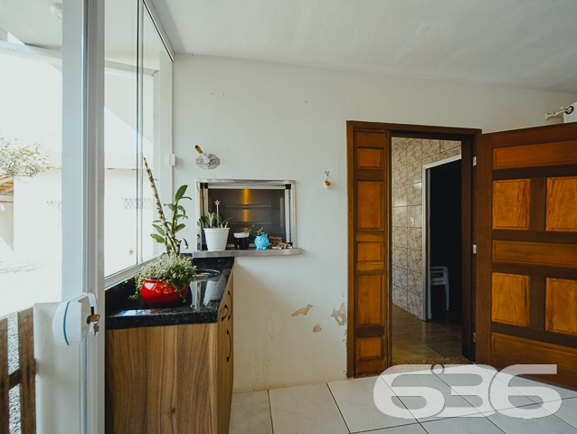 ÓTIMA CASA COM SUÍTE + 3 QUARTOS NO BAIRRO FÁTIMA - ESTUDA PERMUTA
Esta é uma excelente residência térrea em formato de “L”, com garagem coberta na frente para 2 veículos e um belíssimo hall de entrada. Conta com sala de estar, sala de televisão e uma ótima suíte com closet + 2 dormitórios super espaçosos na parte da frente do imóvel. Completando sua composição, na parte de trás encontra-se a cozinha, lavanderia e mais um cômodo que pode ser transformado em despensa ou quarto de visitas.
No final da casa há uma incrível área de festas com churrasqueira, fechada com vidro, para desfrutar de momentos inesquecíveis ao lado de familiares e amigos. Ainda conta com mais um cômodo para guardar ferramentas.
São 210m² de área construída, parcialmente averbada, sobre um amplo terreno com 450m² localizado no bairro Fátima - a poucos passos do Hipermais Supermercados, CEI’s, escolas, panificadoras, farmácias, transporte público, restaurantes e serviços essenciais para o dia a dia.
É impossível descrever todos os deslumbrantes detalhes desse esplendoroso imóvel. Então venha conhecer pessoalmente e se apaixonar!
Fale conosco:
Telefone: (47) 3451-0636
WhatsApp: (47) 99190-0636
Imobiliária 636.
