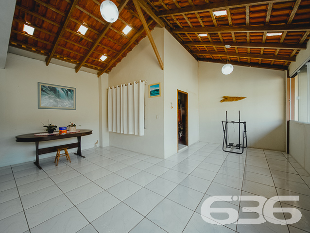 ÓTIMA CASA COM SUÍTE + 3 QUARTOS NO BAIRRO FÁTIMA - ESTUDA PERMUTA
Esta é uma excelente residência térrea em formato de “L”, com garagem coberta na frente para 2 veículos e um belíssimo hall de entrada. Conta com sala de estar, sala de televisão e uma ótima suíte com closet + 2 dormitórios super espaçosos na parte da frente do imóvel. Completando sua composição, na parte de trás encontra-se a cozinha, lavanderia e mais um cômodo que pode ser transformado em despensa ou quarto de visitas.
No final da casa há uma incrível área de festas com churrasqueira, fechada com vidro, para desfrutar de momentos inesquecíveis ao lado de familiares e amigos. Ainda conta com mais um cômodo para guardar ferramentas.
São 210m² de área construída, parcialmente averbada, sobre um amplo terreno com 450m² localizado no bairro Fátima - a poucos passos do Hipermais Supermercados, CEI’s, escolas, panificadoras, farmácias, transporte público, restaurantes e serviços essenciais para o dia a dia.
É impossível descrever todos os deslumbrantes detalhes desse esplendoroso imóvel. Então venha conhecer pessoalmente e se apaixonar!
Fale conosco:
Telefone: (47) 3451-0636
WhatsApp: (47) 99190-0636
Imobiliária 636.