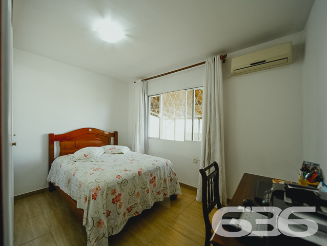 ÓTIMA CASA COM SUÍTE + 3 QUARTOS NO BAIRRO FÁTIMA - ESTUDA PERMUTA
Esta é uma excelente residência térrea em formato de “L”, com garagem coberta na frente para 2 veículos e um belíssimo hall de entrada. Conta com sala de estar, sala de televisão e uma ótima suíte com closet + 2 dormitórios super espaçosos na parte da frente do imóvel. Completando sua composição, na parte de trás encontra-se a cozinha, lavanderia e mais um cômodo que pode ser transformado em despensa ou quarto de visitas.
No final da casa há uma incrível área de festas com churrasqueira, fechada com vidro, para desfrutar de momentos inesquecíveis ao lado de familiares e amigos. Ainda conta com mais um cômodo para guardar ferramentas.
São 210m² de área construída, parcialmente averbada, sobre um amplo terreno com 450m² localizado no bairro Fátima - a poucos passos do Hipermais Supermercados, CEI’s, escolas, panificadoras, farmácias, transporte público, restaurantes e serviços essenciais para o dia a dia.
É impossível descrever todos os deslumbrantes detalhes desse esplendoroso imóvel. Então venha conhecer pessoalmente e se apaixonar!
Fale conosco:
Telefone: (47) 3451-0636
WhatsApp: (47) 99190-0636
Imobiliária 636.