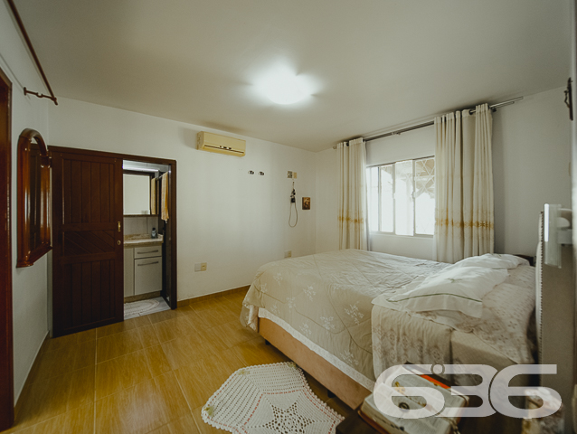 ÓTIMA CASA COM SUÍTE + 3 QUARTOS NO BAIRRO FÁTIMA - ESTUDA PERMUTA
Esta é uma excelente residência térrea em formato de “L”, com garagem coberta na frente para 2 veículos e um belíssimo hall de entrada. Conta com sala de estar, sala de televisão e uma ótima suíte com closet + 2 dormitórios super espaçosos na parte da frente do imóvel. Completando sua composição, na parte de trás encontra-se a cozinha, lavanderia e mais um cômodo que pode ser transformado em despensa ou quarto de visitas.
No final da casa há uma incrível área de festas com churrasqueira, fechada com vidro, para desfrutar de momentos inesquecíveis ao lado de familiares e amigos. Ainda conta com mais um cômodo para guardar ferramentas.
São 210m² de área construída, parcialmente averbada, sobre um amplo terreno com 450m² localizado no bairro Fátima - a poucos passos do Hipermais Supermercados, CEI’s, escolas, panificadoras, farmácias, transporte público, restaurantes e serviços essenciais para o dia a dia.
É impossível descrever todos os deslumbrantes detalhes desse esplendoroso imóvel. Então venha conhecer pessoalmente e se apaixonar!
Fale conosco:
Telefone: (47) 3451-0636
WhatsApp: (47) 99190-0636
Imobiliária 636.