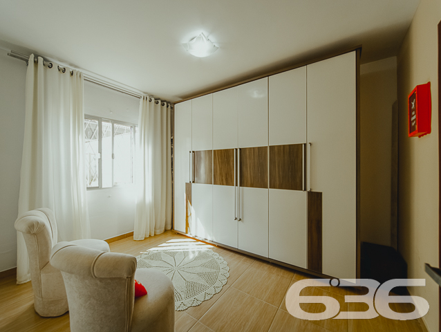 ÓTIMA CASA COM SUÍTE + 3 QUARTOS NO BAIRRO FÁTIMA - ESTUDA PERMUTA
Esta é uma excelente residência térrea em formato de “L”, com garagem coberta na frente para 2 veículos e um belíssimo hall de entrada. Conta com sala de estar, sala de televisão e uma ótima suíte com closet + 2 dormitórios super espaçosos na parte da frente do imóvel. Completando sua composição, na parte de trás encontra-se a cozinha, lavanderia e mais um cômodo que pode ser transformado em despensa ou quarto de visitas.
No final da casa há uma incrível área de festas com churrasqueira, fechada com vidro, para desfrutar de momentos inesquecíveis ao lado de familiares e amigos. Ainda conta com mais um cômodo para guardar ferramentas.
São 210m² de área construída, parcialmente averbada, sobre um amplo terreno com 450m² localizado no bairro Fátima - a poucos passos do Hipermais Supermercados, CEI’s, escolas, panificadoras, farmácias, transporte público, restaurantes e serviços essenciais para o dia a dia.
É impossível descrever todos os deslumbrantes detalhes desse esplendoroso imóvel. Então venha conhecer pessoalmente e se apaixonar!
Fale conosco:
Telefone: (47) 3451-0636
WhatsApp: (47) 99190-0636
Imobiliária 636.