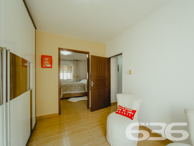 ÓTIMA CASA COM SUÍTE + 3 QUARTOS NO BAIRRO FÁTIMA - ESTUDA PERMUTA
Esta é uma excelente residência térrea em formato de “L”, com garagem coberta na frente para 2 veículos e um belíssimo hall de entrada. Conta com sala de estar, sala de televisão e uma ótima suíte com closet + 2 dormitórios super espaçosos na parte da frente do imóvel. Completando sua composição, na parte de trás encontra-se a cozinha, lavanderia e mais um cômodo que pode ser transformado em despensa ou quarto de visitas.
No final da casa há uma incrível área de festas com churrasqueira, fechada com vidro, para desfrutar de momentos inesquecíveis ao lado de familiares e amigos. Ainda conta com mais um cômodo para guardar ferramentas.
São 210m² de área construída, parcialmente averbada, sobre um amplo terreno com 450m² localizado no bairro Fátima - a poucos passos do Hipermais Supermercados, CEI’s, escolas, panificadoras, farmácias, transporte público, restaurantes e serviços essenciais para o dia a dia.
É impossível descrever todos os deslumbrantes detalhes desse esplendoroso imóvel. Então venha conhecer pessoalmente e se apaixonar!
Fale conosco:
Telefone: (47) 3451-0636
WhatsApp: (47) 99190-0636
Imobiliária 636.