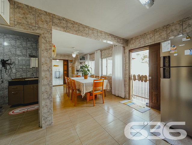 ÓTIMA CASA COM SUÍTE + 3 QUARTOS NO BAIRRO FÁTIMA - ESTUDA PERMUTA
Esta é uma excelente residência térrea em formato de “L”, com garagem coberta na frente para 2 veículos e um belíssimo hall de entrada. Conta com sala de estar, sala de televisão e uma ótima suíte com closet + 2 dormitórios super espaçosos na parte da frente do imóvel. Completando sua composição, na parte de trás encontra-se a cozinha, lavanderia e mais um cômodo que pode ser transformado em despensa ou quarto de visitas.
No final da casa há uma incrível área de festas com churrasqueira, fechada com vidro, para desfrutar de momentos inesquecíveis ao lado de familiares e amigos. Ainda conta com mais um cômodo para guardar ferramentas.
São 210m² de área construída, parcialmente averbada, sobre um amplo terreno com 450m² localizado no bairro Fátima - a poucos passos do Hipermais Supermercados, CEI’s, escolas, panificadoras, farmácias, transporte público, restaurantes e serviços essenciais para o dia a dia.
É impossível descrever todos os deslumbrantes detalhes desse esplendoroso imóvel. Então venha conhecer pessoalmente e se apaixonar!
Fale conosco:
Telefone: (47) 3451-0636
WhatsApp: (47) 99190-0636
Imobiliária 636.