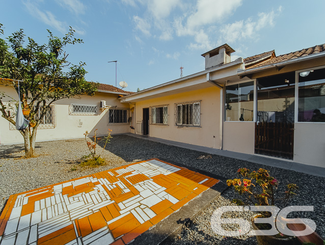 ÓTIMA CASA COM SUÍTE + 3 QUARTOS NO BAIRRO FÁTIMA - ESTUDA PERMUTA
Esta é uma excelente residência térrea em formato de “L”, com garagem coberta na frente para 2 veículos e um belíssimo hall de entrada. Conta com sala de estar, sala de televisão e uma ótima suíte com closet + 2 dormitórios super espaçosos na parte da frente do imóvel. Completando sua composição, na parte de trás encontra-se a cozinha, lavanderia e mais um cômodo que pode ser transformado em despensa ou quarto de visitas.
No final da casa há uma incrível área de festas com churrasqueira, fechada com vidro, para desfrutar de momentos inesquecíveis ao lado de familiares e amigos. Ainda conta com mais um cômodo para guardar ferramentas.
São 210m² de área construída, parcialmente averbada, sobre um amplo terreno com 450m² localizado no bairro Fátima - a poucos passos do Hipermais Supermercados, CEI’s, escolas, panificadoras, farmácias, transporte público, restaurantes e serviços essenciais para o dia a dia.
É impossível descrever todos os deslumbrantes detalhes desse esplendoroso imóvel. Então venha conhecer pessoalmente e se apaixonar!
Fale conosco:
Telefone: (47) 3451-0636
WhatsApp: (47) 99190-0636
Imobiliária 636.
