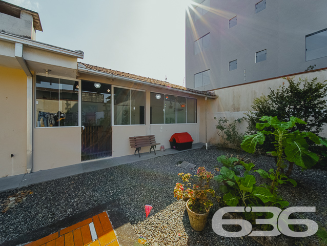 ÓTIMA CASA COM SUÍTE + 3 QUARTOS NO BAIRRO FÁTIMA - ESTUDA PERMUTA
Esta é uma excelente residência térrea em formato de “L”, com garagem coberta na frente para 2 veículos e um belíssimo hall de entrada. Conta com sala de estar, sala de televisão e uma ótima suíte com closet + 2 dormitórios super espaçosos na parte da frente do imóvel. Completando sua composição, na parte de trás encontra-se a cozinha, lavanderia e mais um cômodo que pode ser transformado em despensa ou quarto de visitas.
No final da casa há uma incrível área de festas com churrasqueira, fechada com vidro, para desfrutar de momentos inesquecíveis ao lado de familiares e amigos. Ainda conta com mais um cômodo para guardar ferramentas.
São 210m² de área construída, parcialmente averbada, sobre um amplo terreno com 450m² localizado no bairro Fátima - a poucos passos do Hipermais Supermercados, CEI’s, escolas, panificadoras, farmácias, transporte público, restaurantes e serviços essenciais para o dia a dia.
É impossível descrever todos os deslumbrantes detalhes desse esplendoroso imóvel. Então venha conhecer pessoalmente e se apaixonar!
Fale conosco:
Telefone: (47) 3451-0636
WhatsApp: (47) 99190-0636
Imobiliária 636.