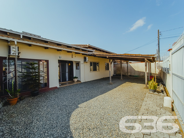 ÓTIMA CASA COM SUÍTE + 3 QUARTOS NO BAIRRO FÁTIMA - ESTUDA PERMUTA
Esta é uma excelente residência térrea em formato de “L”, com garagem coberta na frente para 2 veículos e um belíssimo hall de entrada. Conta com sala de estar, sala de televisão e uma ótima suíte com closet + 2 dormitórios super espaçosos na parte da frente do imóvel. Completando sua composição, na parte de trás encontra-se a cozinha, lavanderia e mais um cômodo que pode ser transformado em despensa ou quarto de visitas.
No final da casa há uma incrível área de festas com churrasqueira, fechada com vidro, para desfrutar de momentos inesquecíveis ao lado de familiares e amigos. Ainda conta com mais um cômodo para guardar ferramentas.
São 210m² de área construída, parcialmente averbada, sobre um amplo terreno com 450m² localizado no bairro Fátima - a poucos passos do Hipermais Supermercados, CEI’s, escolas, panificadoras, farmácias, transporte público, restaurantes e serviços essenciais para o dia a dia.
É impossível descrever todos os deslumbrantes detalhes desse esplendoroso imóvel. Então venha conhecer pessoalmente e se apaixonar!
Fale conosco:
Telefone: (47) 3451-0636
WhatsApp: (47) 99190-0636
Imobiliária 636.