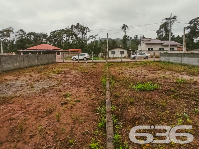 TERRENO PERFEITO PARA INVESTIDORES EM UBATUBA, SÃO FRANCISCO DO SUL

Este terreno excepcional, com 360m² de área total, oferece 18 metros de frente e 20 metros de lateral, apresentando-se como um lote plano e limpo. É a tela em branco perfeita para construir seus sonhos, seja para residências geminadas ou para um investimento inteligente.

Potencial Ilimitado para Construção

Imagine as possibilidades neste terreno: desde a construção de casas geminadas, ideais para famílias que buscam conforto e praticidade, até projetos de investimento com alto retorno. A natureza plana e limpa do lote facilita o início de qualquer construção.

Uma Localização Estratégica em Ubatuba

Situado no bairro Ubatuba, em São Francisco do Sul, este terreno está em uma localização privilegiada. A área é conhecida por sua tranquilidade e beleza, oferecendo um estilo de vida desejável para futuros moradores ou inquilinos.

636 Negócios Imobiliários: Seu Parceiro de Confiança

Com mais de 30 anos de experiência no mercado imobiliário, a 636 Negócios Imobiliários é especialista em transformar oportunidades em realidades concretas.

Para mais informações sobre este terreno em Ubatuba, São Francisco do Sul, entre em contato conosco pelo telefone (47) 3451-0636 ou WhatsApp (47) 99190-0636. Estamos prontos para ajudá-lo a realizar seu projeto de investimento!