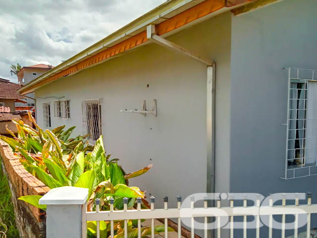 IMÓVEL COM SUÍTE + 2 QUARTOS NO BAIRRO JOÃO COSTA

Essa é uma residência térrea que conta com cômodos amplos e bem distribuídos, trazendo o clima de aconchego em cada ambiente.

Sua composição dispõe de uma proveitosa suíte com closet, 2 quartos super confortáveis, sala de estar, cozinha, 2 banheiros sociais e área de serviço. Ainda possui uma ótima área de festas com churrasqueira para tornar seus momentos de lazer ainda mais especiais.

Também possui um jardim deixando o imóvel mais agradável, contando ainda com espaço para 4 veículos, sendo 2 vagas de garagem cobertas.

São 109m² de área construída sobre um generoso terreno de 450m², sendo 15 metros de frente por 30 metros em ambos os lados, localizada no bairro João Costa - próximo de escolas, farmácias, UPA 24H, terminal do Itaum, supermercados, restaurantes e outras comodidades essenciais para o dia a dia.

Ficou interessado? O que você está esperando!? Entre em contato conosco e agende sua visita!

Esperamos por você!

Fale conosco:
Telefone: (47) 3451-0636
WhatsApp: (47) 99190-0636

Imobiliária 636.