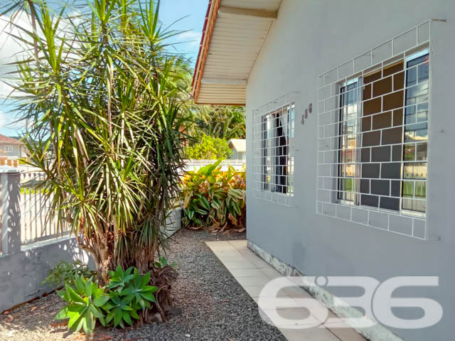 IMÓVEL COM SUÍTE + 2 QUARTOS NO BAIRRO JOÃO COSTA

Essa é uma residência térrea que conta com cômodos amplos e bem distribuídos, trazendo o clima de aconchego em cada ambiente.

Sua composição dispõe de uma proveitosa suíte com closet, 2 quartos super confortáveis, sala de estar, cozinha, 2 banheiros sociais e área de serviço. Ainda possui uma ótima área de festas com churrasqueira para tornar seus momentos de lazer ainda mais especiais.

Também possui um jardim deixando o imóvel mais agradável, contando ainda com espaço para 4 veículos, sendo 2 vagas de garagem cobertas.

São 109m² de área construída sobre um generoso terreno de 450m², sendo 15 metros de frente por 30 metros em ambos os lados, localizada no bairro João Costa - próximo de escolas, farmácias, UPA 24H, terminal do Itaum, supermercados, restaurantes e outras comodidades essenciais para o dia a dia.

Ficou interessado? O que você está esperando!? Entre em contato conosco e agende sua visita!

Esperamos por você!

Fale conosco:
Telefone: (47) 3451-0636
WhatsApp: (47) 99190-0636

Imobiliária 636.