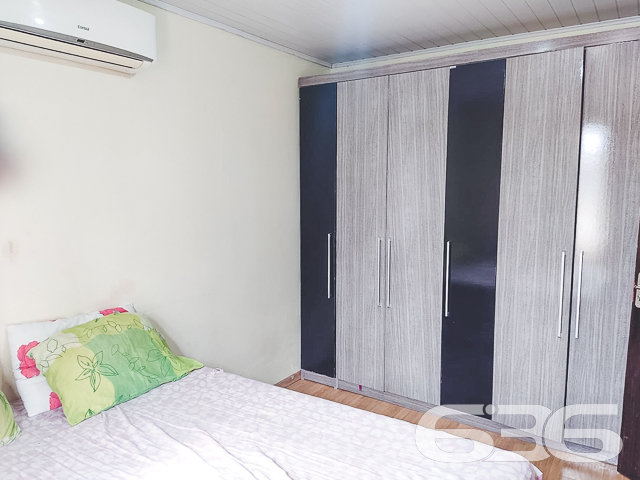 IMÓVEL COM SUÍTE + 2 QUARTOS NO BAIRRO JOÃO COSTA

Essa é uma residência térrea que conta com cômodos amplos e bem distribuídos, trazendo o clima de aconchego em cada ambiente.

Sua composição dispõe de uma proveitosa suíte com closet, 2 quartos super confortáveis, sala de estar, cozinha, 2 banheiros sociais e área de serviço. Ainda possui uma ótima área de festas com churrasqueira para tornar seus momentos de lazer ainda mais especiais.

Também possui um jardim deixando o imóvel mais agradável, contando ainda com espaço para 4 veículos, sendo 2 vagas de garagem cobertas.

São 109m² de área construída sobre um generoso terreno de 450m², sendo 15 metros de frente por 30 metros em ambos os lados, localizada no bairro João Costa - próximo de escolas, farmácias, UPA 24H, terminal do Itaum, supermercados, restaurantes e outras comodidades essenciais para o dia a dia.

Ficou interessado? O que você está esperando!? Entre em contato conosco e agende sua visita!

Esperamos por você!

Fale conosco:
Telefone: (47) 3451-0636
WhatsApp: (47) 99190-0636

Imobiliária 636.