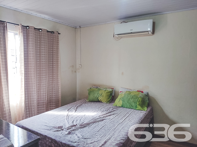 IMÓVEL COM SUÍTE + 2 QUARTOS NO BAIRRO JOÃO COSTA

Essa é uma residência térrea que conta com cômodos amplos e bem distribuídos, trazendo o clima de aconchego em cada ambiente.

Sua composição dispõe de uma proveitosa suíte com closet, 2 quartos super confortáveis, sala de estar, cozinha, 2 banheiros sociais e área de serviço. Ainda possui uma ótima área de festas com churrasqueira para tornar seus momentos de lazer ainda mais especiais.

Também possui um jardim deixando o imóvel mais agradável, contando ainda com espaço para 4 veículos, sendo 2 vagas de garagem cobertas.

São 109m² de área construída sobre um generoso terreno de 450m², sendo 15 metros de frente por 30 metros em ambos os lados, localizada no bairro João Costa - próximo de escolas, farmácias, UPA 24H, terminal do Itaum, supermercados, restaurantes e outras comodidades essenciais para o dia a dia.

Ficou interessado? O que você está esperando!? Entre em contato conosco e agende sua visita!

Esperamos por você!

Fale conosco:
Telefone: (47) 3451-0636
WhatsApp: (47) 99190-0636

Imobiliária 636.