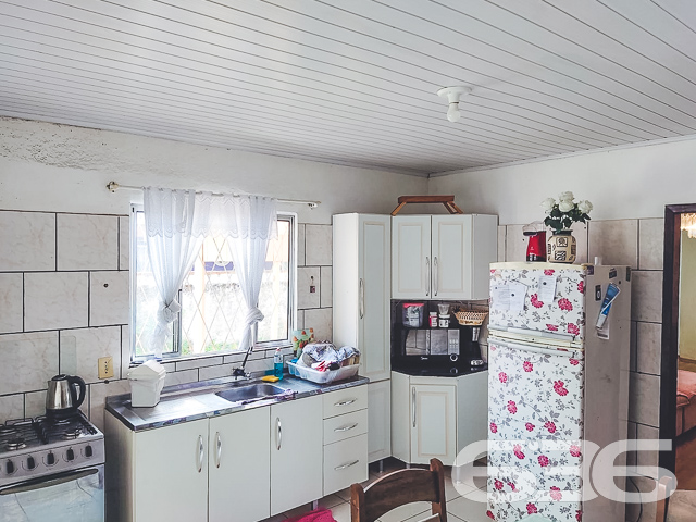 IMÓVEL COM SUÍTE + 2 QUARTOS NO BAIRRO JOÃO COSTA

Essa é uma residência térrea que conta com cômodos amplos e bem distribuídos, trazendo o clima de aconchego em cada ambiente.

Sua composição dispõe de uma proveitosa suíte com closet, 2 quartos super confortáveis, sala de estar, cozinha, 2 banheiros sociais e área de serviço. Ainda possui uma ótima área de festas com churrasqueira para tornar seus momentos de lazer ainda mais especiais.

Também possui um jardim deixando o imóvel mais agradável, contando ainda com espaço para 4 veículos, sendo 2 vagas de garagem cobertas.

São 109m² de área construída sobre um generoso terreno de 450m², sendo 15 metros de frente por 30 metros em ambos os lados, localizada no bairro João Costa - próximo de escolas, farmácias, UPA 24H, terminal do Itaum, supermercados, restaurantes e outras comodidades essenciais para o dia a dia.

Ficou interessado? O que você está esperando!? Entre em contato conosco e agende sua visita!

Esperamos por você!

Fale conosco:
Telefone: (47) 3451-0636
WhatsApp: (47) 99190-0636

Imobiliária 636.