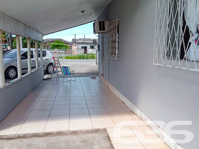IMÓVEL COM SUÍTE + 2 QUARTOS NO BAIRRO JOÃO COSTA

Essa é uma residência térrea que conta com cômodos amplos e bem distribuídos, trazendo o clima de aconchego em cada ambiente.

Sua composição dispõe de uma proveitosa suíte com closet, 2 quartos super confortáveis, sala de estar, cozinha, 2 banheiros sociais e área de serviço. Ainda possui uma ótima área de festas com churrasqueira para tornar seus momentos de lazer ainda mais especiais.

Também possui um jardim deixando o imóvel mais agradável, contando ainda com espaço para 4 veículos, sendo 2 vagas de garagem cobertas.

São 109m² de área construída sobre um generoso terreno de 450m², sendo 15 metros de frente por 30 metros em ambos os lados, localizada no bairro João Costa - próximo de escolas, farmácias, UPA 24H, terminal do Itaum, supermercados, restaurantes e outras comodidades essenciais para o dia a dia.

Ficou interessado? O que você está esperando!? Entre em contato conosco e agende sua visita!

Esperamos por você!

Fale conosco:
Telefone: (47) 3451-0636
WhatsApp: (47) 99190-0636

Imobiliária 636.