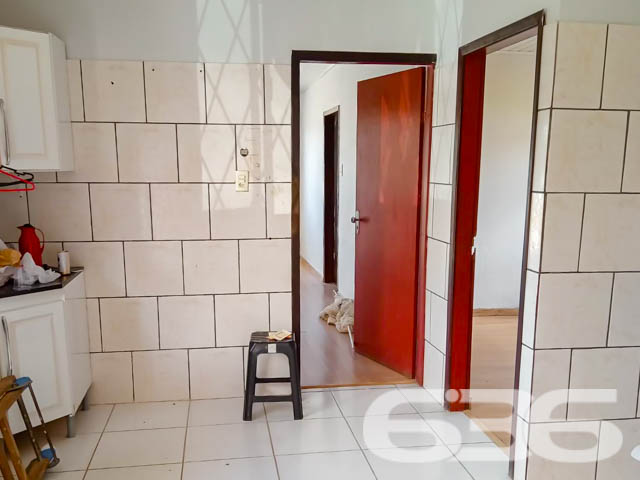 IMÓVEL COM SUÍTE + 2 QUARTOS NO BAIRRO JOÃO COSTA

Essa é uma residência térrea que conta com cômodos amplos e bem distribuídos, trazendo o clima de aconchego em cada ambiente.

Sua composição dispõe de uma proveitosa suíte com closet, 2 quartos super confortáveis, sala de estar, cozinha, 2 banheiros sociais e área de serviço. Ainda possui uma ótima área de festas com churrasqueira para tornar seus momentos de lazer ainda mais especiais.

Também possui um jardim deixando o imóvel mais agradável, contando ainda com espaço para 4 veículos, sendo 2 vagas de garagem cobertas.

São 109m² de área construída sobre um generoso terreno de 450m², sendo 15 metros de frente por 30 metros em ambos os lados, localizada no bairro João Costa - próximo de escolas, farmácias, UPA 24H, terminal do Itaum, supermercados, restaurantes e outras comodidades essenciais para o dia a dia.

Ficou interessado? O que você está esperando!? Entre em contato conosco e agende sua visita!

Esperamos por você!

Fale conosco:
Telefone: (47) 3451-0636
WhatsApp: (47) 99190-0636

Imobiliária 636.