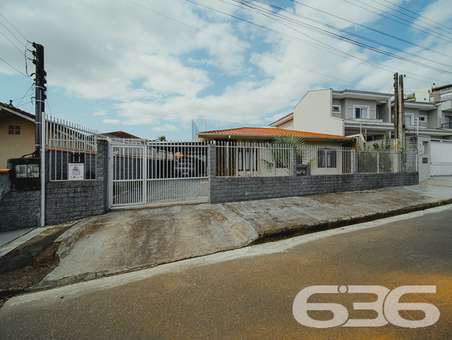 LINDA RESIDÊNCIA COM SUÍTE + 2 QUARTOS NO BAIRRO SAGUAÇU

Essa é uma excelente residência e em ótima localização no bairro Saguaçu - próximo ao centro e à região norte de Joinville - perto de supermercados, restaurantes, farmácias, escolas, hospitais, transporte público, agências bancárias e demais comodidades necessárias para o dia a dia. 

Para seu maior conforto e acomodação, a casa é muito bem dividida. Composta por uma extraordinária suíte, 2 quartos super aconchegantes e arejados, cozinha gourmet, banheiro social, despensa, sala de estar e sala de jantar - tudo muito bem construído em prol do seu bem-estar.

Além dos detalhes impecáveis, como telhas esmaltadas de laje e um design moderno, o imóvel ainda conta com condicionadores de ar e móveis embutidos na cozinha. 

Possui uma incrível área de festas com churrasqueira, além de uma ótima piscina para aproveitar ao máximo os dias de sol, tornando seu tempo de lazer ainda mais especial.

Para sua plena segurança e tranquilidade, o imóvel conta com 4 vagas de garagem (sendo 2 vagas cobertas) em um terreno de aproximadamente 365m² totalmente murado, com alarme e portão eletrônico.

São 130m² de área construída, tendo à sua frente um belíssimo jardim deixando o ambiente ainda mais agradável e encantador. 

É impossível descrever todos os deslumbrantes detalhes desse excelente imóvel. Então venha conhecer pessoalmente e se apaixonar! 

Fale conosco:
Telefone: (47) 3451-0636
WhatsApp: (47) 99190-0636

Imobiliária 636.
