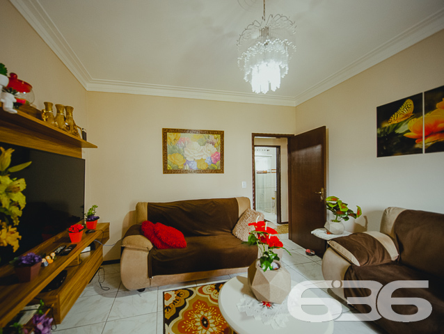 LINDA RESIDÊNCIA COM SUÍTE + 2 QUARTOS NO BAIRRO SAGUAÇU

Essa é uma excelente residência e em ótima localização no bairro Saguaçu - próximo ao centro e à região norte de Joinville - perto de supermercados, restaurantes, farmácias, escolas, hospitais, transporte público, agências bancárias e demais comodidades necessárias para o dia a dia. 

Para seu maior conforto e acomodação, a casa é muito bem dividida. Composta por uma extraordinária suíte, 2 quartos super aconchegantes e arejados, cozinha gourmet, banheiro social, despensa, sala de estar e sala de jantar - tudo muito bem construído em prol do seu bem-estar.

Além dos detalhes impecáveis, como telhas esmaltadas de laje e um design moderno, o imóvel ainda conta com condicionadores de ar e móveis embutidos na cozinha. 

Possui uma incrível área de festas com churrasqueira, além de uma ótima piscina para aproveitar ao máximo os dias de sol, tornando seu tempo de lazer ainda mais especial.

Para sua plena segurança e tranquilidade, o imóvel conta com 4 vagas de garagem (sendo 2 vagas cobertas) em um terreno de aproximadamente 365m² totalmente murado, com alarme e portão eletrônico.

São 130m² de área construída, tendo à sua frente um belíssimo jardim deixando o ambiente ainda mais agradável e encantador. 

É impossível descrever todos os deslumbrantes detalhes desse excelente imóvel. Então venha conhecer pessoalmente e se apaixonar! 

Fale conosco:
Telefone: (47) 3451-0636
WhatsApp: (47) 99190-0636

Imobiliária 636.
