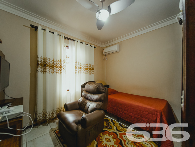 LINDA RESIDÊNCIA COM SUÍTE + 2 QUARTOS NO BAIRRO SAGUAÇU

Essa é uma excelente residência e em ótima localização no bairro Saguaçu - próximo ao centro e à região norte de Joinville - perto de supermercados, restaurantes, farmácias, escolas, hospitais, transporte público, agências bancárias e demais comodidades necessárias para o dia a dia. 

Para seu maior conforto e acomodação, a casa é muito bem dividida. Composta por uma extraordinária suíte, 2 quartos super aconchegantes e arejados, cozinha gourmet, banheiro social, despensa, sala de estar e sala de jantar - tudo muito bem construído em prol do seu bem-estar.

Além dos detalhes impecáveis, como telhas esmaltadas de laje e um design moderno, o imóvel ainda conta com condicionadores de ar e móveis embutidos na cozinha. 

Possui uma incrível área de festas com churrasqueira, além de uma ótima piscina para aproveitar ao máximo os dias de sol, tornando seu tempo de lazer ainda mais especial.

Para sua plena segurança e tranquilidade, o imóvel conta com 4 vagas de garagem (sendo 2 vagas cobertas) em um terreno de aproximadamente 365m² totalmente murado, com alarme e portão eletrônico.

São 130m² de área construída, tendo à sua frente um belíssimo jardim deixando o ambiente ainda mais agradável e encantador. 

É impossível descrever todos os deslumbrantes detalhes desse excelente imóvel. Então venha conhecer pessoalmente e se apaixonar! 

Fale conosco:
Telefone: (47) 3451-0636
WhatsApp: (47) 99190-0636

Imobiliária 636.
