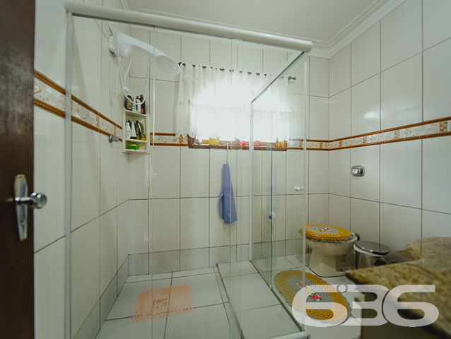 LINDA RESIDÊNCIA COM SUÍTE + 2 QUARTOS NO BAIRRO SAGUAÇU

Essa é uma excelente residência e em ótima localização no bairro Saguaçu - próximo ao centro e à região norte de Joinville - perto de supermercados, restaurantes, farmácias, escolas, hospitais, transporte público, agências bancárias e demais comodidades necessárias para o dia a dia. 

Para seu maior conforto e acomodação, a casa é muito bem dividida. Composta por uma extraordinária suíte, 2 quartos super aconchegantes e arejados, cozinha gourmet, banheiro social, despensa, sala de estar e sala de jantar - tudo muito bem construído em prol do seu bem-estar.

Além dos detalhes impecáveis, como telhas esmaltadas de laje e um design moderno, o imóvel ainda conta com condicionadores de ar e móveis embutidos na cozinha. 

Possui uma incrível área de festas com churrasqueira, além de uma ótima piscina para aproveitar ao máximo os dias de sol, tornando seu tempo de lazer ainda mais especial.

Para sua plena segurança e tranquilidade, o imóvel conta com 4 vagas de garagem (sendo 2 vagas cobertas) em um terreno de aproximadamente 365m² totalmente murado, com alarme e portão eletrônico.

São 130m² de área construída, tendo à sua frente um belíssimo jardim deixando o ambiente ainda mais agradável e encantador. 

É impossível descrever todos os deslumbrantes detalhes desse excelente imóvel. Então venha conhecer pessoalmente e se apaixonar! 

Fale conosco:
Telefone: (47) 3451-0636
WhatsApp: (47) 99190-0636

Imobiliária 636.
