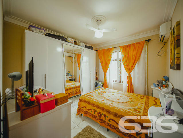 LINDA RESIDÊNCIA COM SUÍTE + 2 QUARTOS NO BAIRRO SAGUAÇU

Essa é uma excelente residência e em ótima localização no bairro Saguaçu - próximo ao centro e à região norte de Joinville - perto de supermercados, restaurantes, farmácias, escolas, hospitais, transporte público, agências bancárias e demais comodidades necessárias para o dia a dia. 

Para seu maior conforto e acomodação, a casa é muito bem dividida. Composta por uma extraordinária suíte, 2 quartos super aconchegantes e arejados, cozinha gourmet, banheiro social, despensa, sala de estar e sala de jantar - tudo muito bem construído em prol do seu bem-estar.

Além dos detalhes impecáveis, como telhas esmaltadas de laje e um design moderno, o imóvel ainda conta com condicionadores de ar e móveis embutidos na cozinha. 

Possui uma incrível área de festas com churrasqueira, além de uma ótima piscina para aproveitar ao máximo os dias de sol, tornando seu tempo de lazer ainda mais especial.

Para sua plena segurança e tranquilidade, o imóvel conta com 4 vagas de garagem (sendo 2 vagas cobertas) em um terreno de aproximadamente 365m² totalmente murado, com alarme e portão eletrônico.

São 130m² de área construída, tendo à sua frente um belíssimo jardim deixando o ambiente ainda mais agradável e encantador. 

É impossível descrever todos os deslumbrantes detalhes desse excelente imóvel. Então venha conhecer pessoalmente e se apaixonar! 

Fale conosco:
Telefone: (47) 3451-0636
WhatsApp: (47) 99190-0636

Imobiliária 636.
