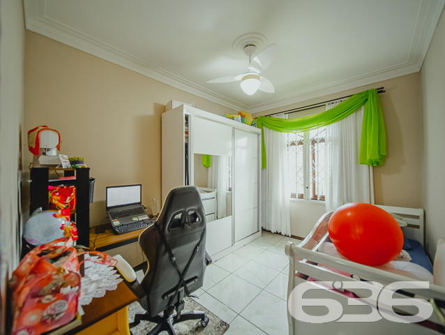LINDA RESIDÊNCIA COM SUÍTE + 2 QUARTOS NO BAIRRO SAGUAÇU

Essa é uma excelente residência e em ótima localização no bairro Saguaçu - próximo ao centro e à região norte de Joinville - perto de supermercados, restaurantes, farmácias, escolas, hospitais, transporte público, agências bancárias e demais comodidades necessárias para o dia a dia. 

Para seu maior conforto e acomodação, a casa é muito bem dividida. Composta por uma extraordinária suíte, 2 quartos super aconchegantes e arejados, cozinha gourmet, banheiro social, despensa, sala de estar e sala de jantar - tudo muito bem construído em prol do seu bem-estar.

Além dos detalhes impecáveis, como telhas esmaltadas de laje e um design moderno, o imóvel ainda conta com condicionadores de ar e móveis embutidos na cozinha. 

Possui uma incrível área de festas com churrasqueira, além de uma ótima piscina para aproveitar ao máximo os dias de sol, tornando seu tempo de lazer ainda mais especial.

Para sua plena segurança e tranquilidade, o imóvel conta com 4 vagas de garagem (sendo 2 vagas cobertas) em um terreno de aproximadamente 365m² totalmente murado, com alarme e portão eletrônico.

São 130m² de área construída, tendo à sua frente um belíssimo jardim deixando o ambiente ainda mais agradável e encantador. 

É impossível descrever todos os deslumbrantes detalhes desse excelente imóvel. Então venha conhecer pessoalmente e se apaixonar! 

Fale conosco:
Telefone: (47) 3451-0636
WhatsApp: (47) 99190-0636

Imobiliária 636.
