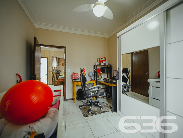 LINDA RESIDÊNCIA COM SUÍTE + 2 QUARTOS NO BAIRRO SAGUAÇU

Essa é uma excelente residência e em ótima localização no bairro Saguaçu - próximo ao centro e à região norte de Joinville - perto de supermercados, restaurantes, farmácias, escolas, hospitais, transporte público, agências bancárias e demais comodidades necessárias para o dia a dia. 

Para seu maior conforto e acomodação, a casa é muito bem dividida. Composta por uma extraordinária suíte, 2 quartos super aconchegantes e arejados, cozinha gourmet, banheiro social, despensa, sala de estar e sala de jantar - tudo muito bem construído em prol do seu bem-estar.

Além dos detalhes impecáveis, como telhas esmaltadas de laje e um design moderno, o imóvel ainda conta com condicionadores de ar e móveis embutidos na cozinha. 

Possui uma incrível área de festas com churrasqueira, além de uma ótima piscina para aproveitar ao máximo os dias de sol, tornando seu tempo de lazer ainda mais especial.

Para sua plena segurança e tranquilidade, o imóvel conta com 4 vagas de garagem (sendo 2 vagas cobertas) em um terreno de aproximadamente 365m² totalmente murado, com alarme e portão eletrônico.

São 130m² de área construída, tendo à sua frente um belíssimo jardim deixando o ambiente ainda mais agradável e encantador. 

É impossível descrever todos os deslumbrantes detalhes desse excelente imóvel. Então venha conhecer pessoalmente e se apaixonar! 

Fale conosco:
Telefone: (47) 3451-0636
WhatsApp: (47) 99190-0636

Imobiliária 636.

