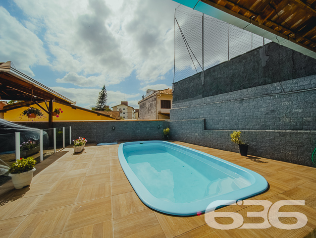 LINDA RESIDÊNCIA COM SUÍTE + 2 QUARTOS NO BAIRRO SAGUAÇU

Essa é uma excelente residência e em ótima localização no bairro Saguaçu - próximo ao centro e à região norte de Joinville - perto de supermercados, restaurantes, farmácias, escolas, hospitais, transporte público, agências bancárias e demais comodidades necessárias para o dia a dia. 

Para seu maior conforto e acomodação, a casa é muito bem dividida. Composta por uma extraordinária suíte, 2 quartos super aconchegantes e arejados, cozinha gourmet, banheiro social, despensa, sala de estar e sala de jantar - tudo muito bem construído em prol do seu bem-estar.

Além dos detalhes impecáveis, como telhas esmaltadas de laje e um design moderno, o imóvel ainda conta com condicionadores de ar e móveis embutidos na cozinha. 

Possui uma incrível área de festas com churrasqueira, além de uma ótima piscina para aproveitar ao máximo os dias de sol, tornando seu tempo de lazer ainda mais especial.

Para sua plena segurança e tranquilidade, o imóvel conta com 4 vagas de garagem (sendo 2 vagas cobertas) em um terreno de aproximadamente 365m² totalmente murado, com alarme e portão eletrônico.

São 130m² de área construída, tendo à sua frente um belíssimo jardim deixando o ambiente ainda mais agradável e encantador. 

É impossível descrever todos os deslumbrantes detalhes desse excelente imóvel. Então venha conhecer pessoalmente e se apaixonar! 

Fale conosco:
Telefone: (47) 3451-0636
WhatsApp: (47) 99190-0636

Imobiliária 636.
