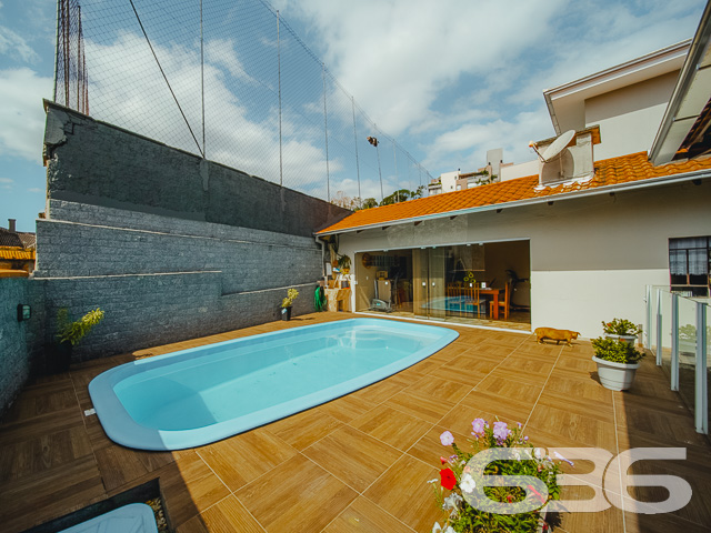 LINDA RESIDÊNCIA COM SUÍTE + 2 QUARTOS NO BAIRRO SAGUAÇU

Essa é uma excelente residência e em ótima localização no bairro Saguaçu - próximo ao centro e à região norte de Joinville - perto de supermercados, restaurantes, farmácias, escolas, hospitais, transporte público, agências bancárias e demais comodidades necessárias para o dia a dia. 

Para seu maior conforto e acomodação, a casa é muito bem dividida. Composta por uma extraordinária suíte, 2 quartos super aconchegantes e arejados, cozinha gourmet, banheiro social, despensa, sala de estar e sala de jantar - tudo muito bem construído em prol do seu bem-estar.

Além dos detalhes impecáveis, como telhas esmaltadas de laje e um design moderno, o imóvel ainda conta com condicionadores de ar e móveis embutidos na cozinha. 

Possui uma incrível área de festas com churrasqueira, além de uma ótima piscina para aproveitar ao máximo os dias de sol, tornando seu tempo de lazer ainda mais especial.

Para sua plena segurança e tranquilidade, o imóvel conta com 4 vagas de garagem (sendo 2 vagas cobertas) em um terreno de aproximadamente 365m² totalmente murado, com alarme e portão eletrônico.

São 130m² de área construída, tendo à sua frente um belíssimo jardim deixando o ambiente ainda mais agradável e encantador. 

É impossível descrever todos os deslumbrantes detalhes desse excelente imóvel. Então venha conhecer pessoalmente e se apaixonar! 

Fale conosco:
Telefone: (47) 3451-0636
WhatsApp: (47) 99190-0636

Imobiliária 636.
