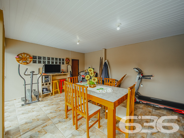 LINDA RESIDÊNCIA COM SUÍTE + 2 QUARTOS NO BAIRRO SAGUAÇU

Essa é uma excelente residência e em ótima localização no bairro Saguaçu - próximo ao centro e à região norte de Joinville - perto de supermercados, restaurantes, farmácias, escolas, hospitais, transporte público, agências bancárias e demais comodidades necessárias para o dia a dia. 

Para seu maior conforto e acomodação, a casa é muito bem dividida. Composta por uma extraordinária suíte, 2 quartos super aconchegantes e arejados, cozinha gourmet, banheiro social, despensa, sala de estar e sala de jantar - tudo muito bem construído em prol do seu bem-estar.

Além dos detalhes impecáveis, como telhas esmaltadas de laje e um design moderno, o imóvel ainda conta com condicionadores de ar e móveis embutidos na cozinha. 

Possui uma incrível área de festas com churrasqueira, além de uma ótima piscina para aproveitar ao máximo os dias de sol, tornando seu tempo de lazer ainda mais especial.

Para sua plena segurança e tranquilidade, o imóvel conta com 4 vagas de garagem (sendo 2 vagas cobertas) em um terreno de aproximadamente 365m² totalmente murado, com alarme e portão eletrônico.

São 130m² de área construída, tendo à sua frente um belíssimo jardim deixando o ambiente ainda mais agradável e encantador. 

É impossível descrever todos os deslumbrantes detalhes desse excelente imóvel. Então venha conhecer pessoalmente e se apaixonar! 

Fale conosco:
Telefone: (47) 3451-0636
WhatsApp: (47) 99190-0636

Imobiliária 636.
