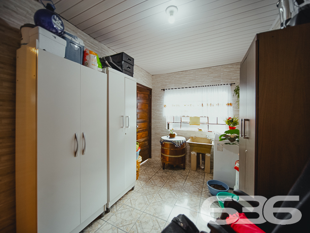 LINDA RESIDÊNCIA COM SUÍTE + 2 QUARTOS NO BAIRRO SAGUAÇU

Essa é uma excelente residência e em ótima localização no bairro Saguaçu - próximo ao centro e à região norte de Joinville - perto de supermercados, restaurantes, farmácias, escolas, hospitais, transporte público, agências bancárias e demais comodidades necessárias para o dia a dia. 

Para seu maior conforto e acomodação, a casa é muito bem dividida. Composta por uma extraordinária suíte, 2 quartos super aconchegantes e arejados, cozinha gourmet, banheiro social, despensa, sala de estar e sala de jantar - tudo muito bem construído em prol do seu bem-estar.

Além dos detalhes impecáveis, como telhas esmaltadas de laje e um design moderno, o imóvel ainda conta com condicionadores de ar e móveis embutidos na cozinha. 

Possui uma incrível área de festas com churrasqueira, além de uma ótima piscina para aproveitar ao máximo os dias de sol, tornando seu tempo de lazer ainda mais especial.

Para sua plena segurança e tranquilidade, o imóvel conta com 4 vagas de garagem (sendo 2 vagas cobertas) em um terreno de aproximadamente 365m² totalmente murado, com alarme e portão eletrônico.

São 130m² de área construída, tendo à sua frente um belíssimo jardim deixando o ambiente ainda mais agradável e encantador. 

É impossível descrever todos os deslumbrantes detalhes desse excelente imóvel. Então venha conhecer pessoalmente e se apaixonar! 

Fale conosco:
Telefone: (47) 3451-0636
WhatsApp: (47) 99190-0636

Imobiliária 636.

