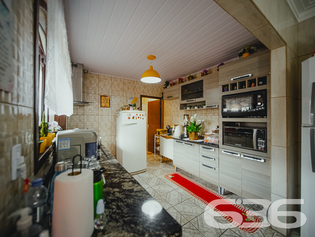 LINDA RESIDÊNCIA COM SUÍTE + 2 QUARTOS NO BAIRRO SAGUAÇU

Essa é uma excelente residência e em ótima localização no bairro Saguaçu - próximo ao centro e à região norte de Joinville - perto de supermercados, restaurantes, farmácias, escolas, hospitais, transporte público, agências bancárias e demais comodidades necessárias para o dia a dia. 

Para seu maior conforto e acomodação, a casa é muito bem dividida. Composta por uma extraordinária suíte, 2 quartos super aconchegantes e arejados, cozinha gourmet, banheiro social, despensa, sala de estar e sala de jantar - tudo muito bem construído em prol do seu bem-estar.

Além dos detalhes impecáveis, como telhas esmaltadas de laje e um design moderno, o imóvel ainda conta com condicionadores de ar e móveis embutidos na cozinha. 

Possui uma incrível área de festas com churrasqueira, além de uma ótima piscina para aproveitar ao máximo os dias de sol, tornando seu tempo de lazer ainda mais especial.

Para sua plena segurança e tranquilidade, o imóvel conta com 4 vagas de garagem (sendo 2 vagas cobertas) em um terreno de aproximadamente 365m² totalmente murado, com alarme e portão eletrônico.

São 130m² de área construída, tendo à sua frente um belíssimo jardim deixando o ambiente ainda mais agradável e encantador. 

É impossível descrever todos os deslumbrantes detalhes desse excelente imóvel. Então venha conhecer pessoalmente e se apaixonar! 

Fale conosco:
Telefone: (47) 3451-0636
WhatsApp: (47) 99190-0636

Imobiliária 636.
