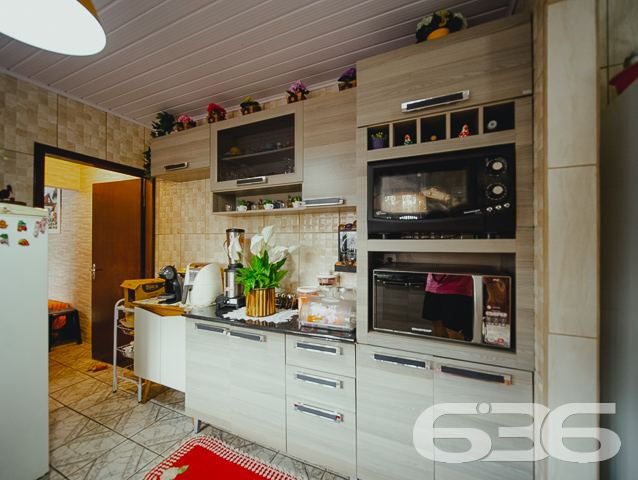 LINDA RESIDÊNCIA COM SUÍTE + 2 QUARTOS NO BAIRRO SAGUAÇU

Essa é uma excelente residência e em ótima localização no bairro Saguaçu - próximo ao centro e à região norte de Joinville - perto de supermercados, restaurantes, farmácias, escolas, hospitais, transporte público, agências bancárias e demais comodidades necessárias para o dia a dia. 

Para seu maior conforto e acomodação, a casa é muito bem dividida. Composta por uma extraordinária suíte, 2 quartos super aconchegantes e arejados, cozinha gourmet, banheiro social, despensa, sala de estar e sala de jantar - tudo muito bem construído em prol do seu bem-estar.

Além dos detalhes impecáveis, como telhas esmaltadas de laje e um design moderno, o imóvel ainda conta com condicionadores de ar e móveis embutidos na cozinha. 

Possui uma incrível área de festas com churrasqueira, além de uma ótima piscina para aproveitar ao máximo os dias de sol, tornando seu tempo de lazer ainda mais especial.

Para sua plena segurança e tranquilidade, o imóvel conta com 4 vagas de garagem (sendo 2 vagas cobertas) em um terreno de aproximadamente 365m² totalmente murado, com alarme e portão eletrônico.

São 130m² de área construída, tendo à sua frente um belíssimo jardim deixando o ambiente ainda mais agradável e encantador. 

É impossível descrever todos os deslumbrantes detalhes desse excelente imóvel. Então venha conhecer pessoalmente e se apaixonar! 

Fale conosco:
Telefone: (47) 3451-0636
WhatsApp: (47) 99190-0636

Imobiliária 636.
