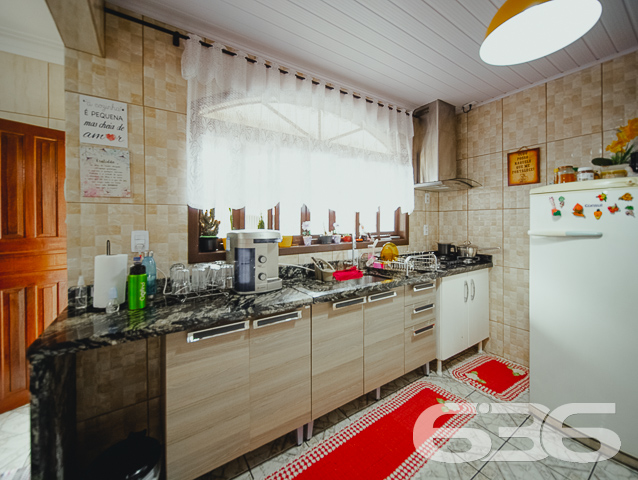 LINDA RESIDÊNCIA COM SUÍTE + 2 QUARTOS NO BAIRRO SAGUAÇU

Essa é uma excelente residência e em ótima localização no bairro Saguaçu - próximo ao centro e à região norte de Joinville - perto de supermercados, restaurantes, farmácias, escolas, hospitais, transporte público, agências bancárias e demais comodidades necessárias para o dia a dia. 

Para seu maior conforto e acomodação, a casa é muito bem dividida. Composta por uma extraordinária suíte, 2 quartos super aconchegantes e arejados, cozinha gourmet, banheiro social, despensa, sala de estar e sala de jantar - tudo muito bem construído em prol do seu bem-estar.

Além dos detalhes impecáveis, como telhas esmaltadas de laje e um design moderno, o imóvel ainda conta com condicionadores de ar e móveis embutidos na cozinha. 

Possui uma incrível área de festas com churrasqueira, além de uma ótima piscina para aproveitar ao máximo os dias de sol, tornando seu tempo de lazer ainda mais especial.

Para sua plena segurança e tranquilidade, o imóvel conta com 4 vagas de garagem (sendo 2 vagas cobertas) em um terreno de aproximadamente 365m² totalmente murado, com alarme e portão eletrônico.

São 130m² de área construída, tendo à sua frente um belíssimo jardim deixando o ambiente ainda mais agradável e encantador. 

É impossível descrever todos os deslumbrantes detalhes desse excelente imóvel. Então venha conhecer pessoalmente e se apaixonar! 

Fale conosco:
Telefone: (47) 3451-0636
WhatsApp: (47) 99190-0636

Imobiliária 636.
